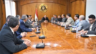 وزير التجارة والصناعة يبحث مع عدد من أعضاء البرلمان
