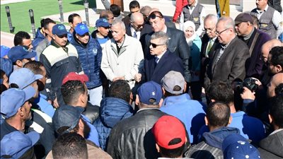 الفريق أسامة ربيع يتفقد قناة السويس للاستزراع المائي