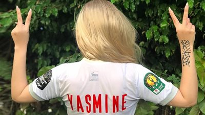 مين فى البلد دى يقدر علينا.. ياسمين الخطيب بتيشرت الزمالك قبل مباراة الأهلي