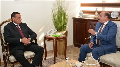 وزير التنمية المحلية يبحث مع محافظ أسوان مشروعات الخطة الاستثمارية و