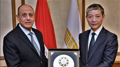 وزير الطيران يبحث مع السفير الصينى تعزيز التعاون المشترك فى مجال النقل الجوى