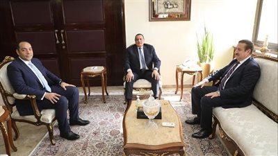 وزير التنمية المحلية يتابع مع محافظ المنوفية توافر السلع الغذائية بأسعار مخفضة للمواطنين 