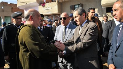 محافظ الغربية يتقدم جنازة شهيد قطور ويقدم واجب العزاء لأسرته 