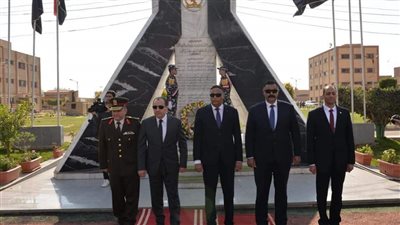 بالصور..  محافظ الدقهلية والقيادات الأمنية يضعون إكليل الزهور على النصب التذكاري 