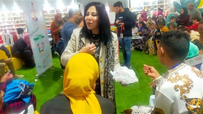 تجاوب كبير من الأطفال مع سماح أبو بكر عزت في حكي القصص