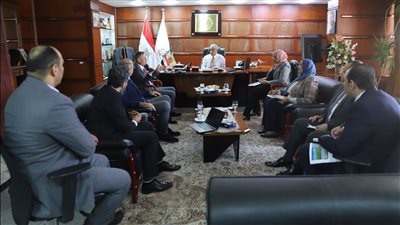 وزير القوى العاملة يلتقى وفداً من إدارة أكبر شركة لإنتاج السكر في الشرق الأوسط وأفريقيا