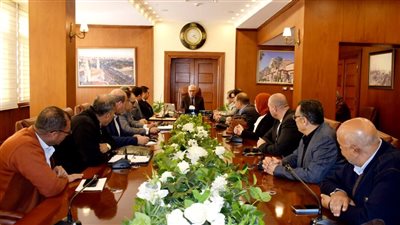 محافظ بورسعيد يتابع مستجدات العمل بالمركز التكنولوجي لإصدار تراخيص المحال العامة 