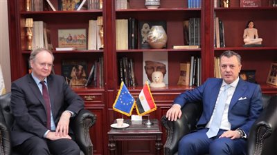 وزير السياحة والآثار يلتقي مع سفير الاتحاد الأوروبي بالقاهرة لبحث التعاون المشترك 