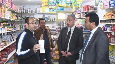 محافظ الفيوم يتفقد الأسواق والمحال التجارية بإطسا للاطمئنان على توافر السلع