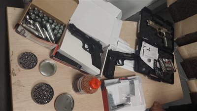 ضبط 7500 طلقة و3 طبنجات بحوزة راكب بمطار القاهرة