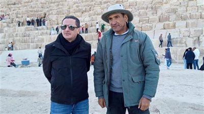 الكاتب والصحفي الفرنسي رولان لومبارتي يزور منطقة أهرامات الجيزة 