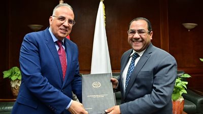 الدكتور هانى سويلم يتسلم من 