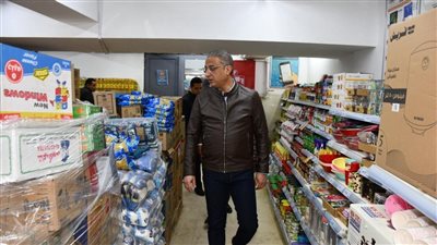 محافظ الفيوم يتفقد السلاسل التجارية والمحال الغذائية بالمدينة للاطمئنان على استقرار الأسعار