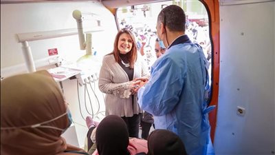 السفيرة سها جندي تتفقد قافلة طبية برعاية وزارتي الهجرة والصحة لأهالي الاسمرات