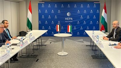 رئيس المنطقة الاقتصادية يبحث فرص الاستثمار مع مستثمري المجر