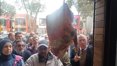 وزير الزراعة يتفقد المنافذ التابعة للوزارة ويوجه بالالتزام بالأسعار المخفضة المعلنة للمواطنين 