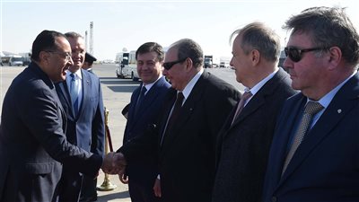 رئيس الوزراء يستقبل نظيره الروماني بمطار القاهرة