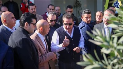 وزير الصحة يتفقد التجهيزات النهائية بمركز طب أسرة ووحدة إسعاف 