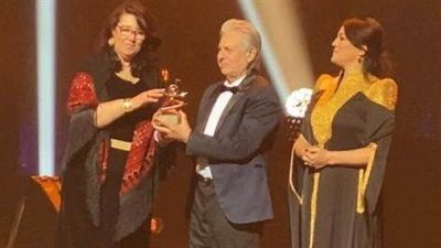 وزيرة الثقافة التونسية تهدي سليم سحاب تكريما خاصا في افتتاح مهرجان قرطاج 