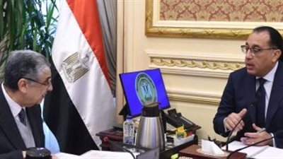 رئيس الوزراء يتابع مع وزير الكهرباء والطاقة المتجددة عددا من ملفات عمل الوزارة
