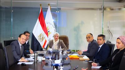 وزيرة البيئة تستعرض الموقف الحالي لمشروعات المرحلة الثالثة لبرنامج التحكم في التلوث الصناعي 