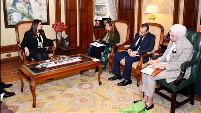 وزيرة الهجرة تلتقي وفدا من مؤسسة 