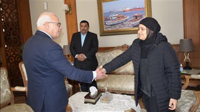 محافظ بورسعيد يستجيب لاستغاثة أحد المواطنات ويستقبلها في مكتبه على الفور