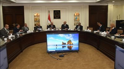 وزير الإسكان ومحافظ القاهرة يستعرضان إجراءات تخصيص الوحدات السكنية بمشروع تطوير 