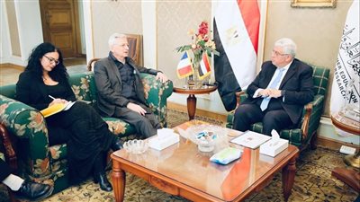 وزير التعليم العالي يلتقي سفير فرنسا بالقاهرة لبحث التعاون المشترك بين البلدين