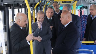 وزير النقل يزور مصنع MCV لتفقد النموذج الأولي لأوتوبيسات BRT