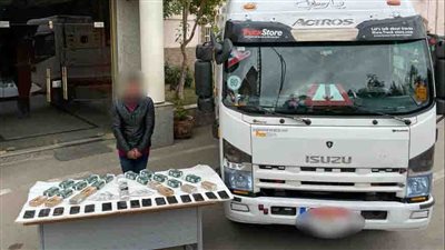 داخل مخبأ سرى بسيارة نقل.. 