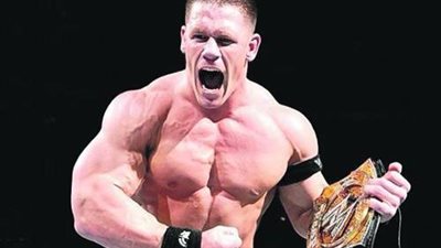 بالجيبة والمكياج.. سبب ظهور جون سينا بملابس نسائية