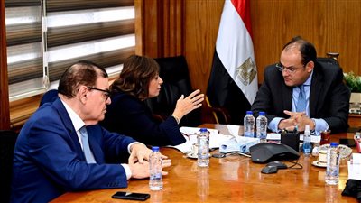 وزير التجارة يبحث مع رؤساء المجالس التصديرية للغزل والنسيج سبل زيادة معدلات التصدير 