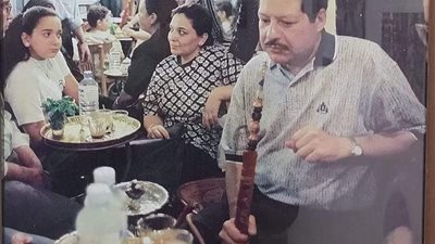 على القهوة.. صورة مثيرة للجدل لأحمد زويل 