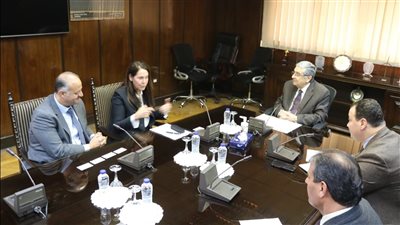 وزير الكهرباء والطاقة المتجددة يستقبل نائب الرئيس التنفيذي لشركة بريتش بتروليم البريطانية 