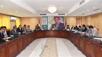 محافظ الفيوم يبحث مع المسئولين آليات النهوض بالثروة الحيوانية بالمحافظة