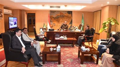 محافظ الفيوم يستقبل أسرة الطفل المعجزة في حفظ القرآن الكريم