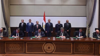 التوقيع على٣ اتفاقيات إطارية لتصنيع السيارات بين الحكومة وعدد من شركات السيارات المحلية والعالمية