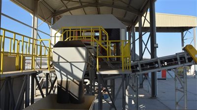 وزير التنمية المحلية يتفقد مصنع تدوير المخلفات بقرية تونا الجبل بملوي