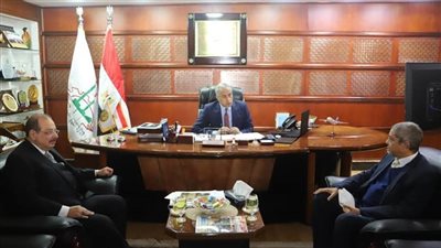 وزير القوى العاملة يلتقي وفداً من الإتحاد العام للغرف التجارية