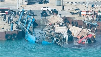 شاهد تعرض معدية لنقل الشاحنات بين ضفتي القناة الى الغرق