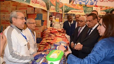وزيرا التنمية المحلية والتربية والتعليم يتفقدان معرض 