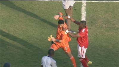 بعد المباراة.. خناقة محمد الشناوي مع الجهاز الفني لفريق الهلال السوداني 