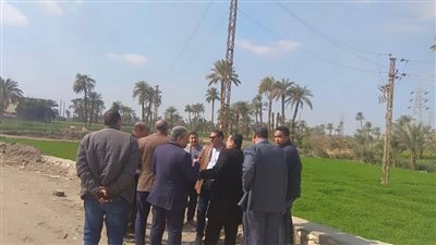 تنفيذاً لتوجيهات محافظ الفيوم السكرتير العام المساعد يتفقد بدء أعمال رصف طريق الفيوم / إطسا