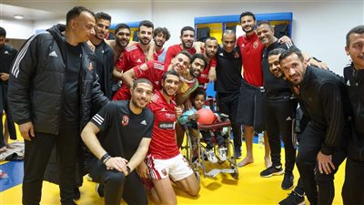 في لفتة إنسانية.. لاعبو الأهلي يحتفلون بعيد ميلاد طفل أسوانى من ذوى الهمم