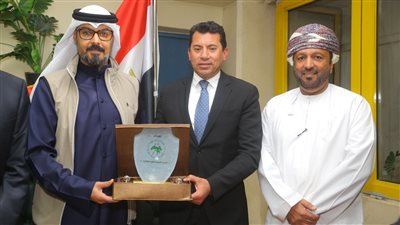 عبدالهادى الشبيب يسلم درع الاتحاد العربي للطائرة لوزير الشباب لدعمه البطولة في نسختها الـ 41