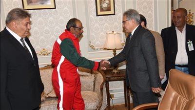 لجنة الإدارة المحلية بمجلس النواب تكرم عامل نظافة لجهوده والتزامه فى العمل