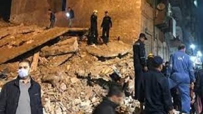 عقار منطقة الجمرك.. إستخراج جثة  طفل من تحت الأنقاض 