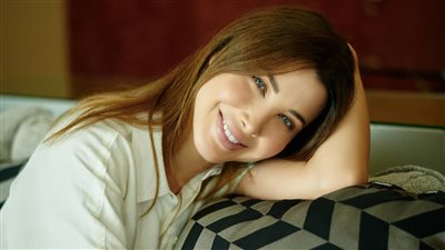 هتبقي قمر القمرات.. نانسي عجرم تكشف للفتيات السر وراء جمالها