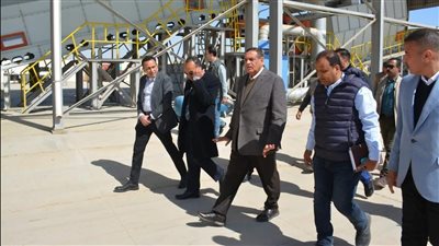 وزير التنمية المحلية يتفقد مصنع تدوير المخلفات بقرية تونا الجبل بملوي بمحافظة المنيا